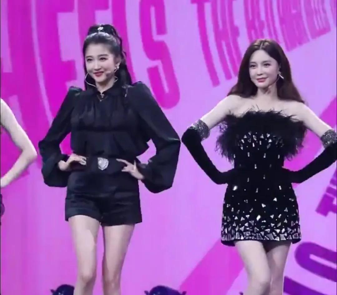 没有比“小孩姐”这个词更适合关晓彤的了，至于原因大家都心知肚明。关晓彤童星出