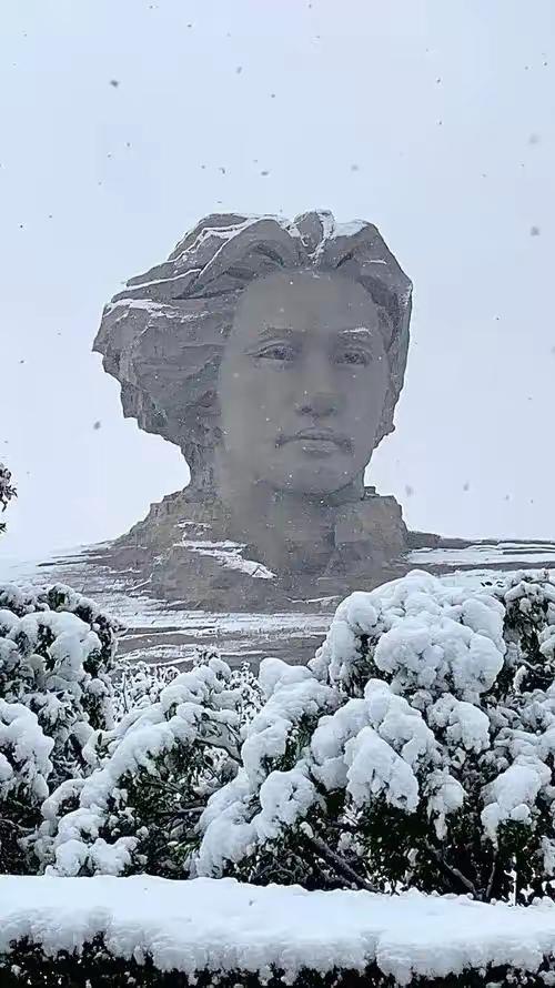 长沙，橘子洲头，青年毛主席的雕像在皑皑白雪中泰然矗立，“问苍茫大地，谁主沉浮”？