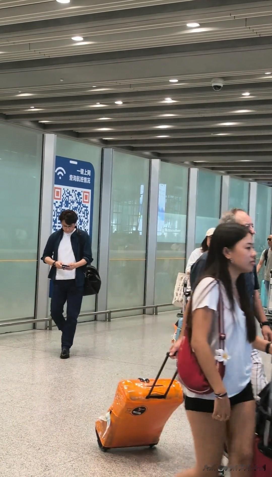 路人视角下的靳东[呲牙笑][呲牙笑][呲牙笑]靳东就这样出现在你面前，干干净净，没有保