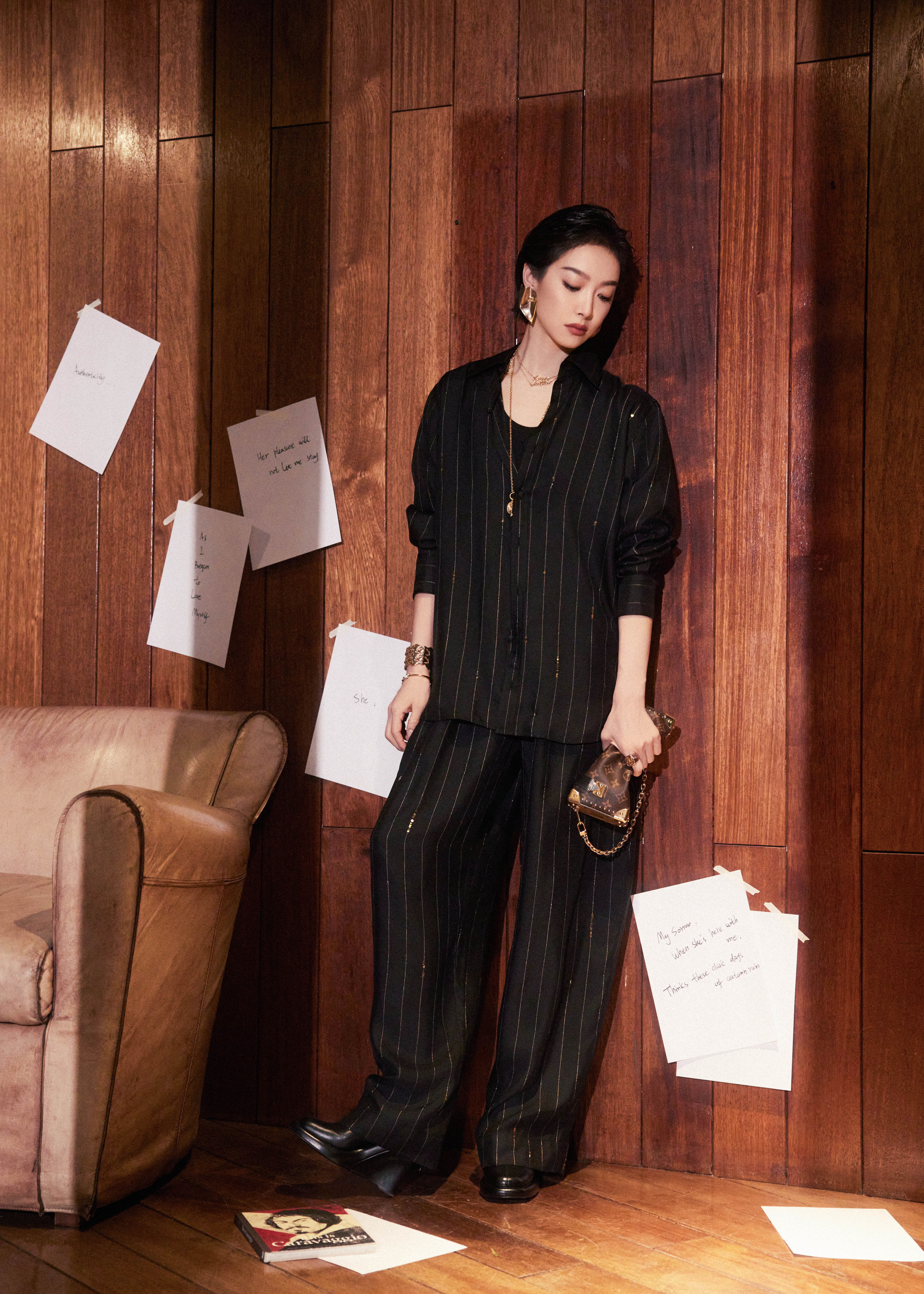 宋茜穿过光影，抵达风格发生的现场。演绎摩登语言，气韵自成。