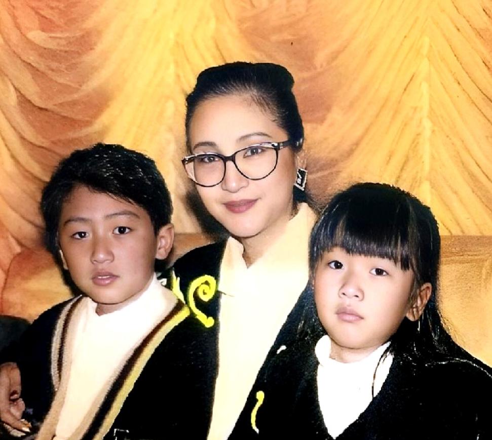 1988年，狄波拉带着一双儿女远走加拿大，把丈夫谢贤一个人留在了香港。19