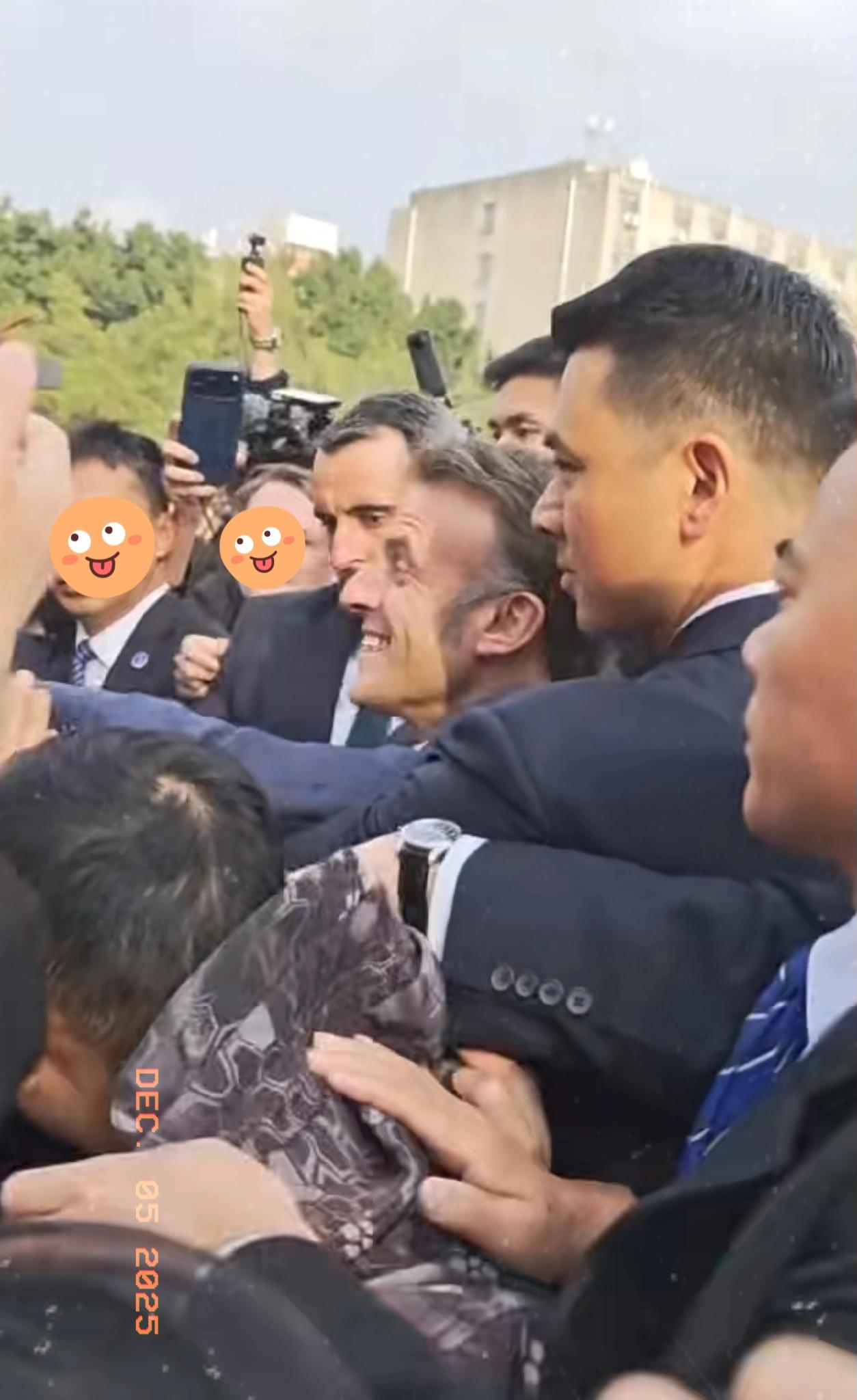 看视频我都替保镖捏把汗！马克龙这趟成都行，确实有点“不像话”。大半夜的不去