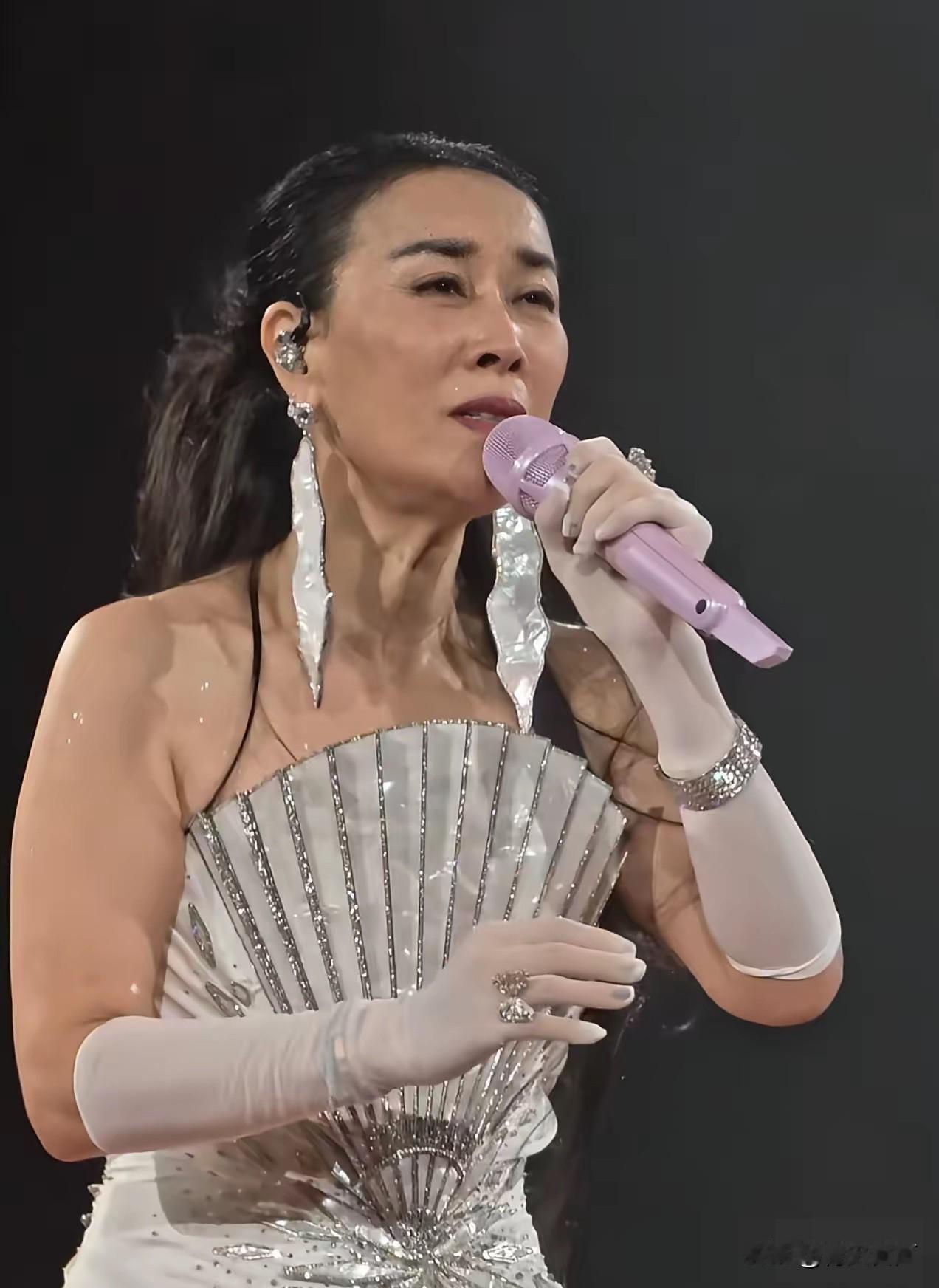 终于弄明白，为什么这么多人不喜欢那英了，不是因为实力不行，也不是因为不好看，