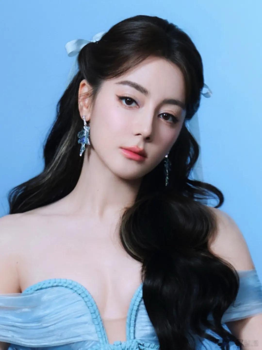 迪丽热巴现在给人一种男扮女装的感觉