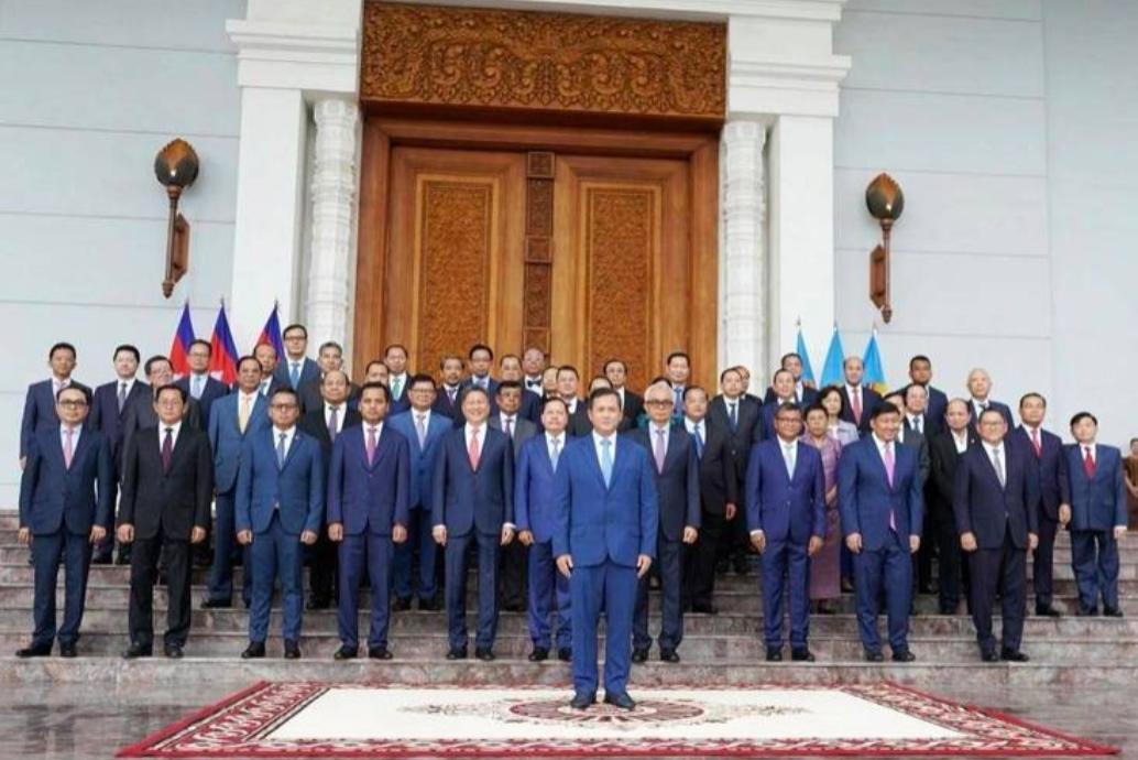 /菲律宾倒向了美国，新加坡倒向了美国，柬埔寨倒向了美国，越南也在倒向美国的路上.