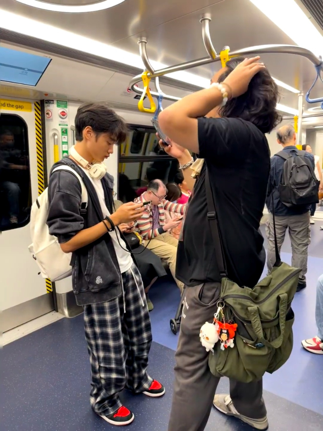 香港地铁偶遇费曼杨阳洋地铁偶遇费曼杨阳洋香港地铁偶遇费曼杨阳洋，关系真好​​