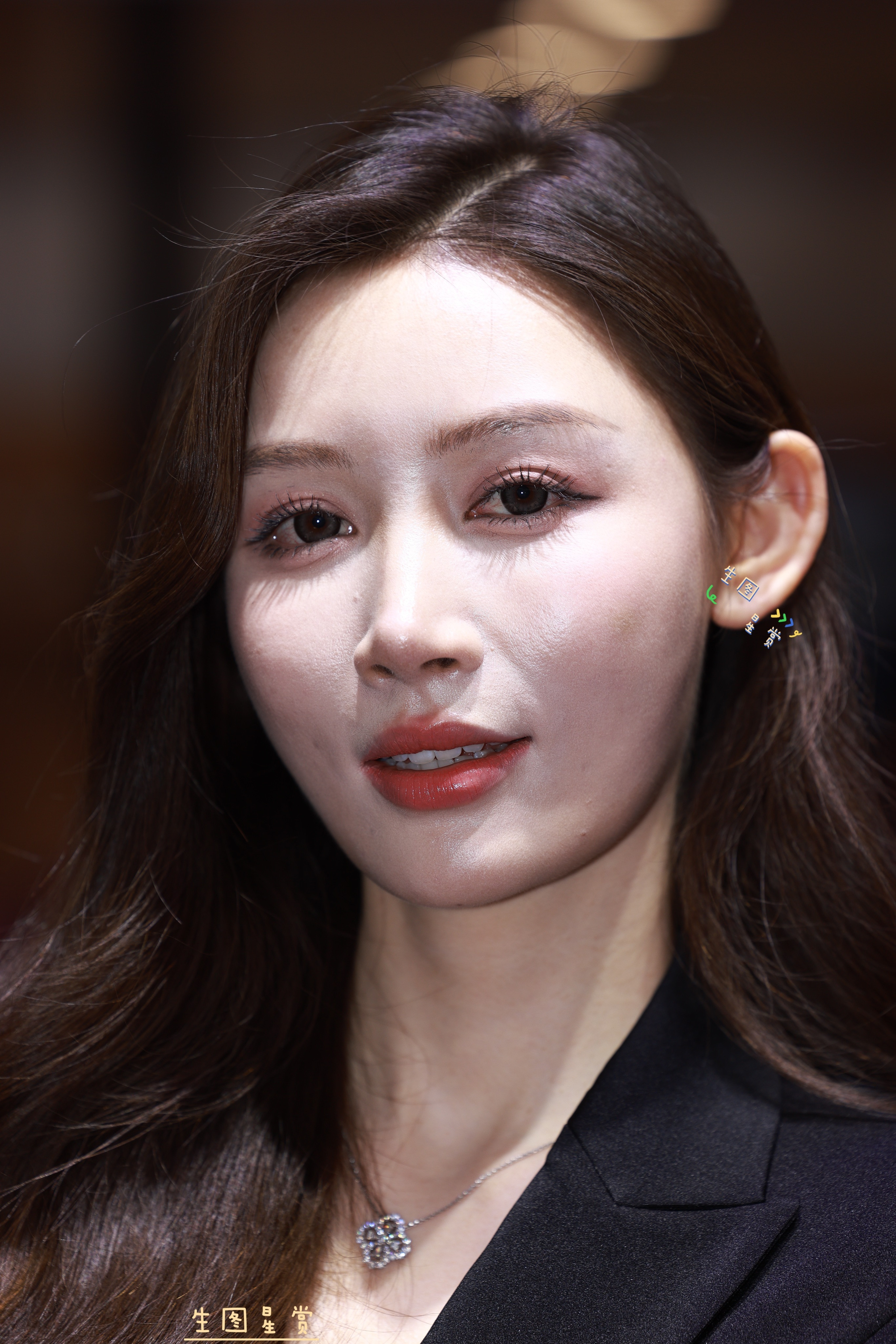 车模敏敏现身大湾区车展，黑色西装好显女神气质🖤​​​