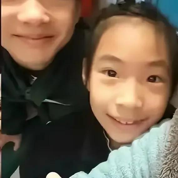 本来是小S三个女儿中颜值最低的一位，如今却逆袭成颜值最高，气质是出众的一个，