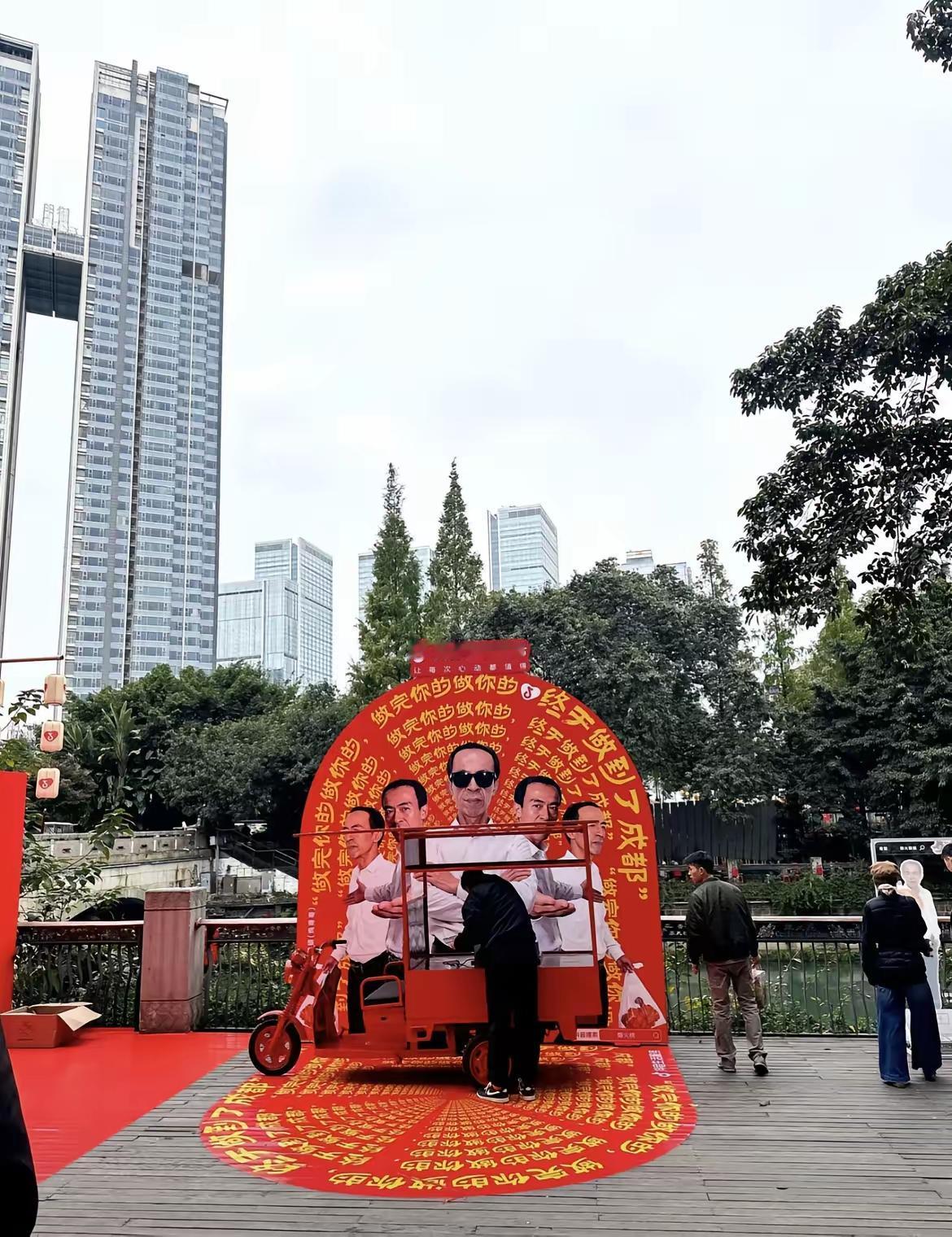 最近朋友圈被“鸡排哥成都巡炸遇冷”刷爆！昨天我特意绕路打卡，下午三点到店居然直接