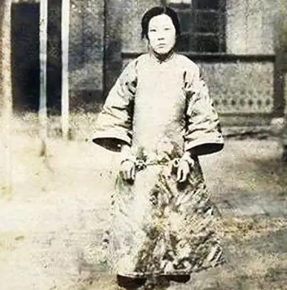 1919年，土匪王大龙看上18岁的青楼头牌张素贞。他拿出巨额赎金，老鸨却死活不同