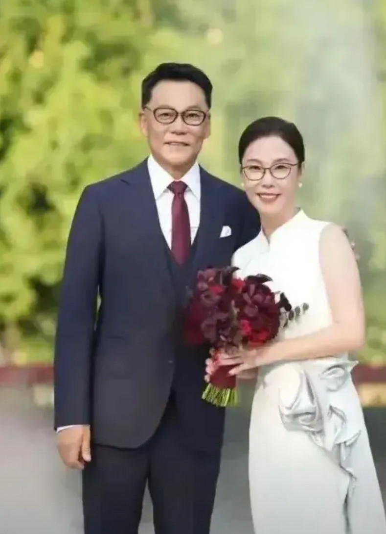 61岁的李国庆很奇怪，二婚比头婚就年轻1岁。1、李国庆1964年出生于北京