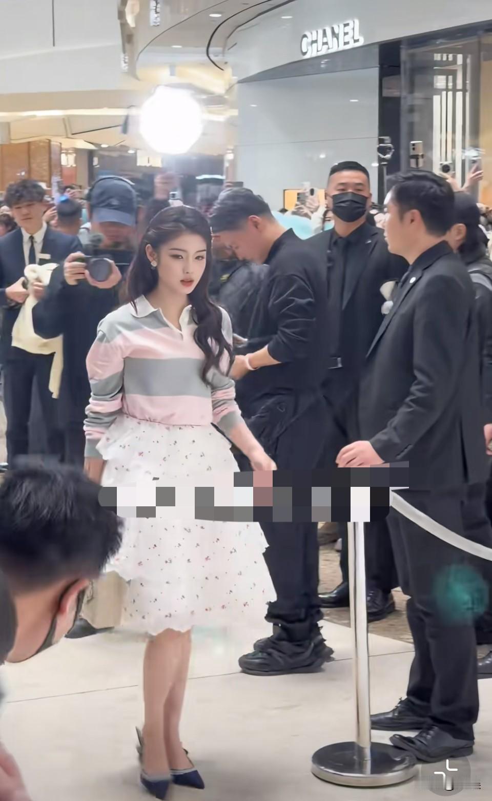 这身搭配，感觉我20年前这么穿过哈哈哈难道这就是时尚的轮回吗哈哈哈（开玩笑的，