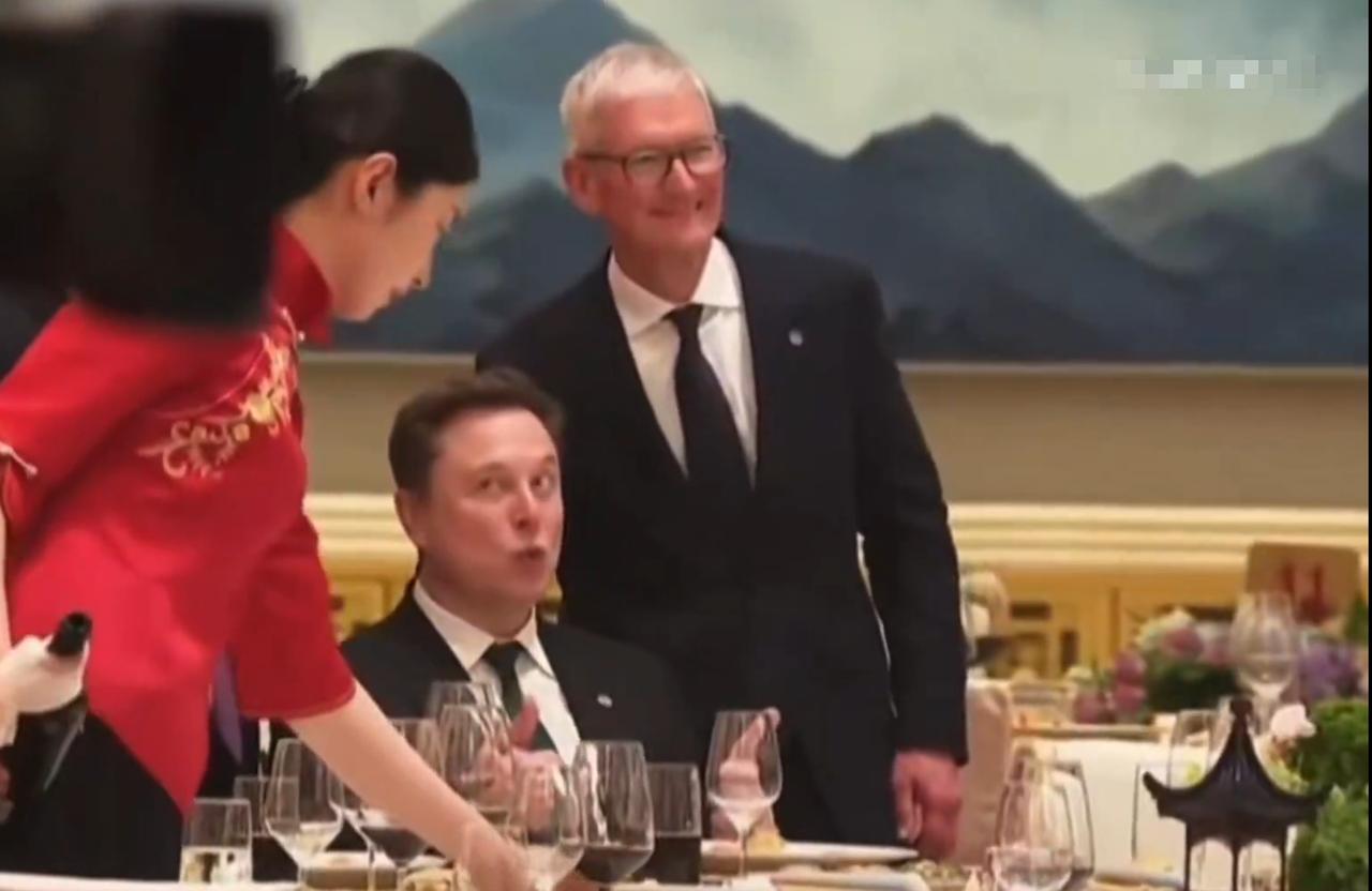 今晚马斯克无疑成了最受欢迎的明星，每个人都想和他合影，甚至包括蒂姆库克。不过，蒂