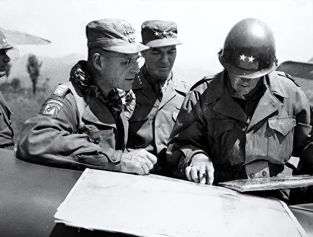 1951年，志愿军连破美军五道防线，直逼汉城。李奇微仓皇撤离，留下一件整齐悬挂的