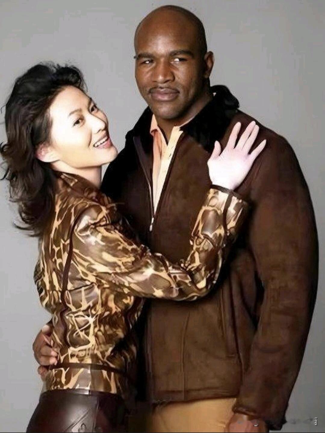 她长得挺漂亮的，就是身材瘦了些，如果胖一点就好了，站在拳王霍利菲尔德旁边就不会显