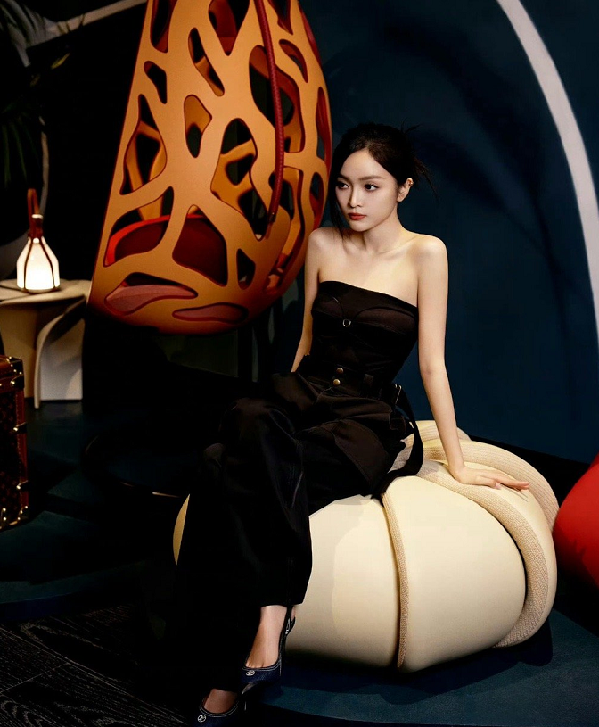 吴宣仪也在逐渐开始往性感方向发展了，大家觉得如何？