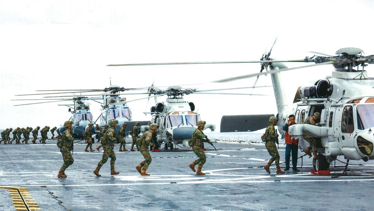 075型两栖攻击舰上陆战队员奔赴直升机（直-8、直-20H），运输投送、火力支援