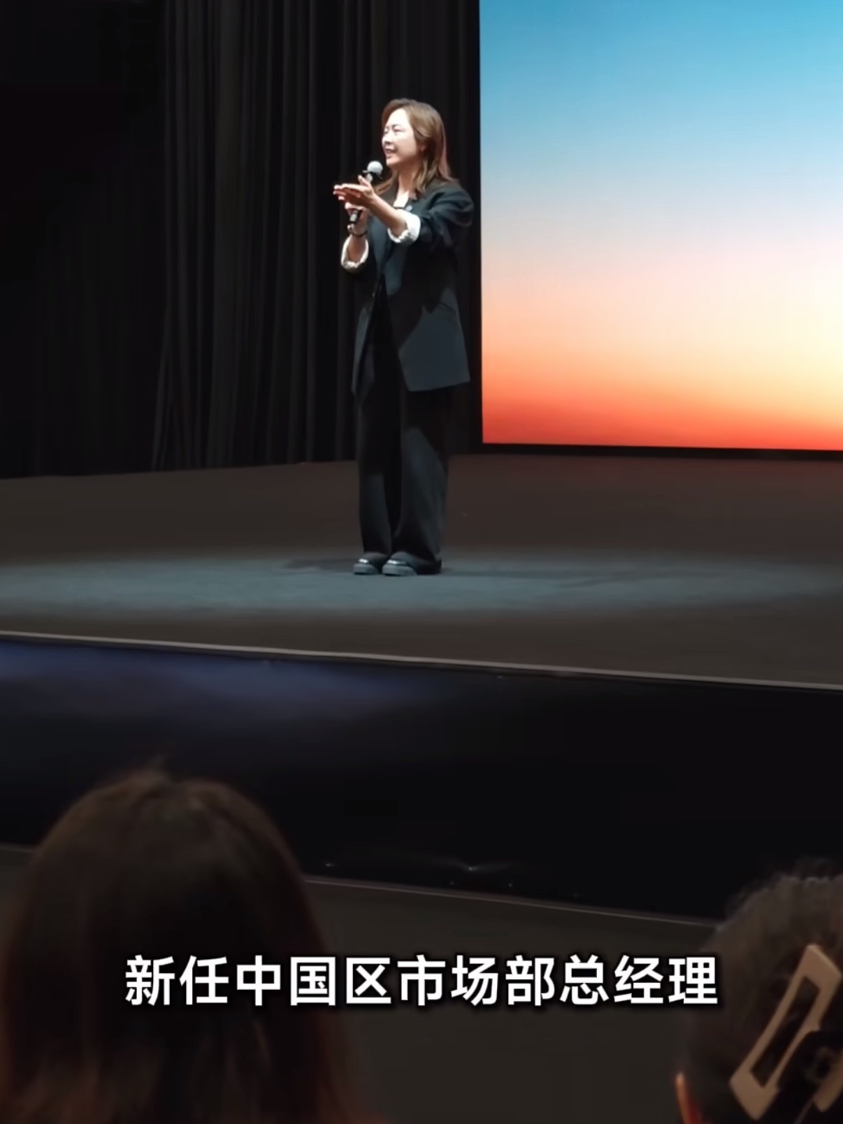 果然，王腾离开小米后，其职位由老魏接替！此前，她担任小米手机市场部总经理兼小米汽