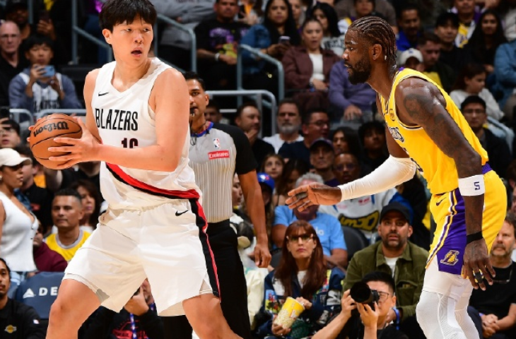 空位三分打铁、篮下强攻被封盖，NBA赛场上那位中国大个子正经历着新秀墙的阵痛。在