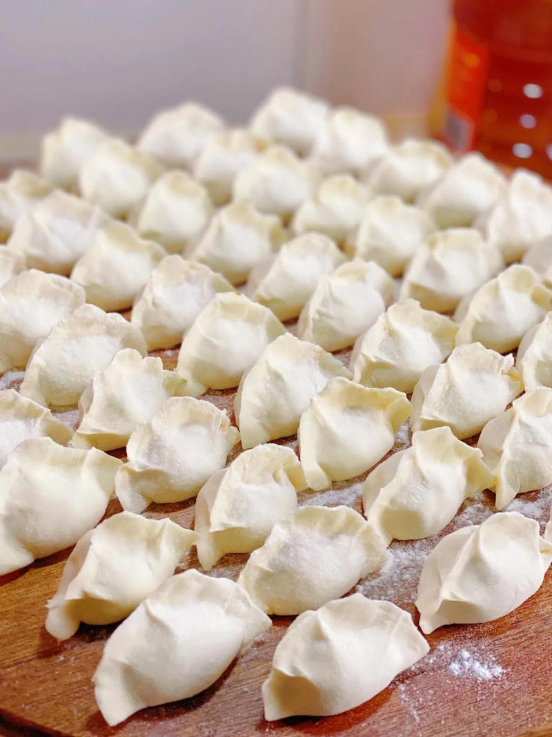 我家乡大雪节气会吃诸多暖身滋补的美食。饺子不可或缺，咬一口，馅料鲜香，喝口热汤，