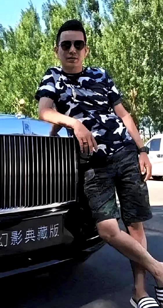 被问那辆劳斯莱斯去哪了，他只丢下一句：早卖了，提了一年多，亏了两百七十多万。那