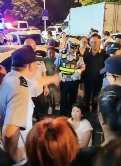 人能无理取闹到啥地步!一女子在小区停车，几乎每次都停在消防通道上，物业多次劝阻