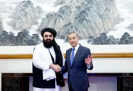 关键时刻，阿富汗突然选边站队！外长当着全球向中方喊出一句话，现场外媒全都懵了……
