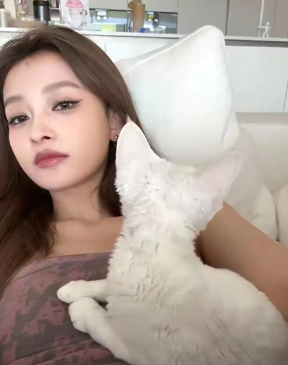 “京圈太子”董子健和普通演员孙怡，曾顶着身份差距步入婚姻，一度是令人称羡的模范夫