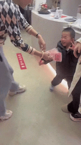 对牛弹琴！