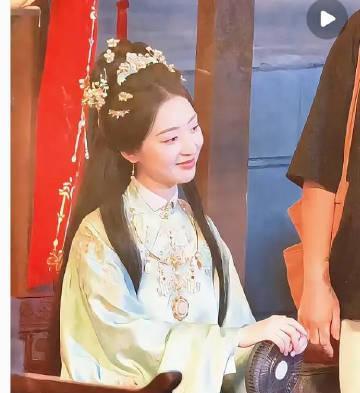 邓恩熙是不是让妆了，比例是不太好啊