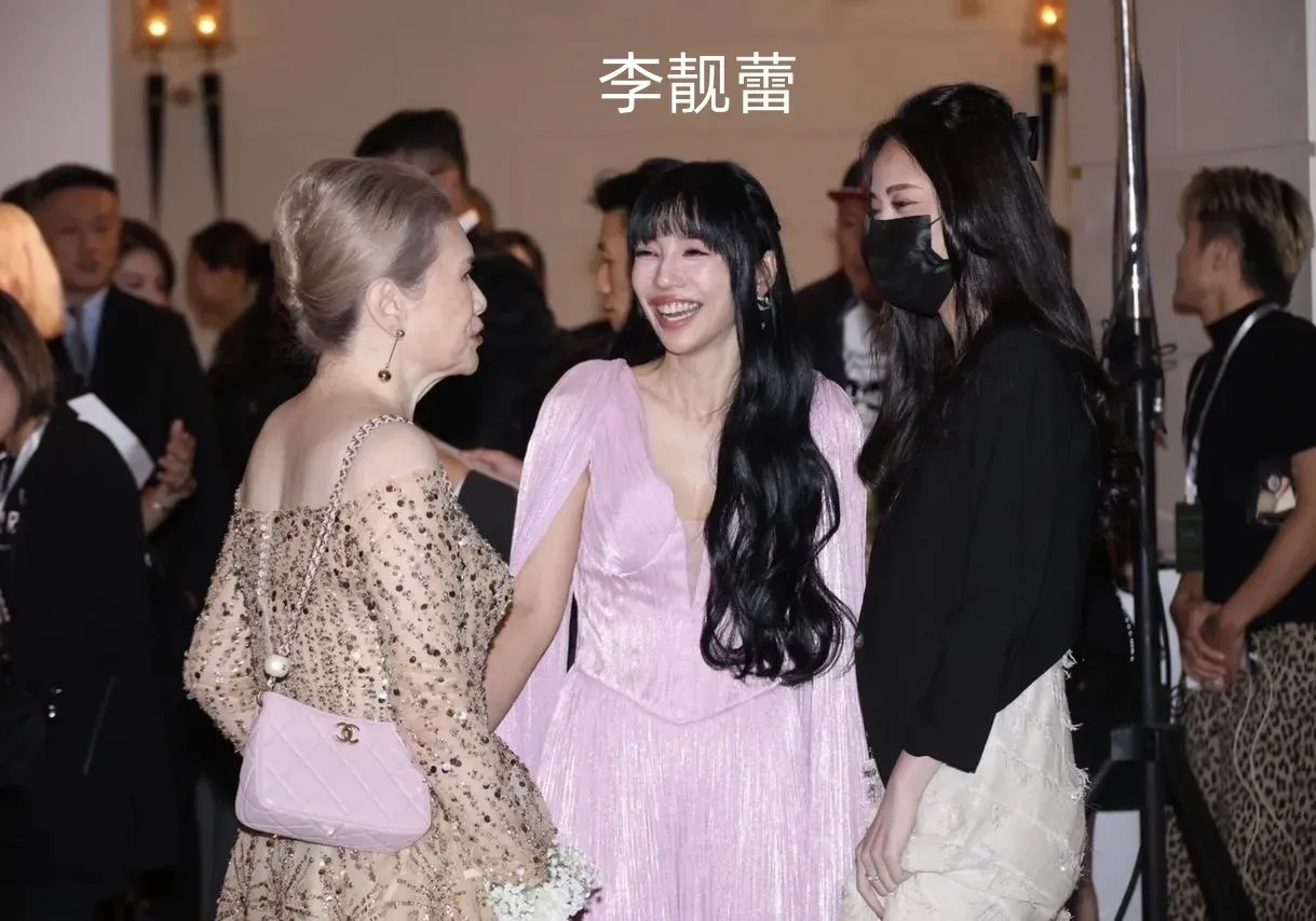 许玮甯的妈妈对李靓蕾也是真的很好呢，在喜宴现场，主动去跟王力宏的前妻一起聊天。本