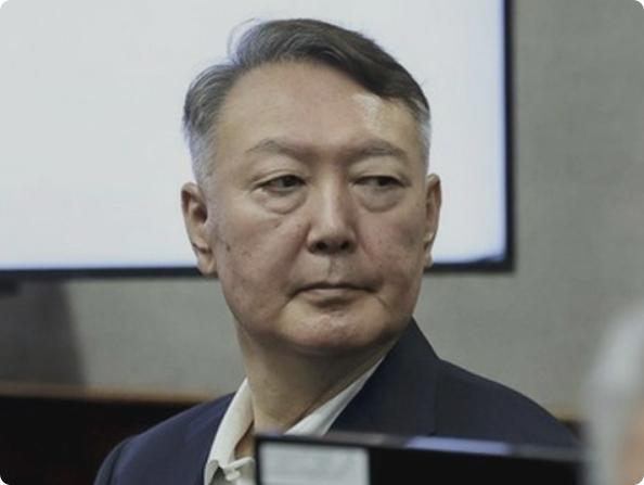 明天韩国要公开直播，前总统尹锡悦首次公审判决，看来是为了堵住大众的口实，估计判决