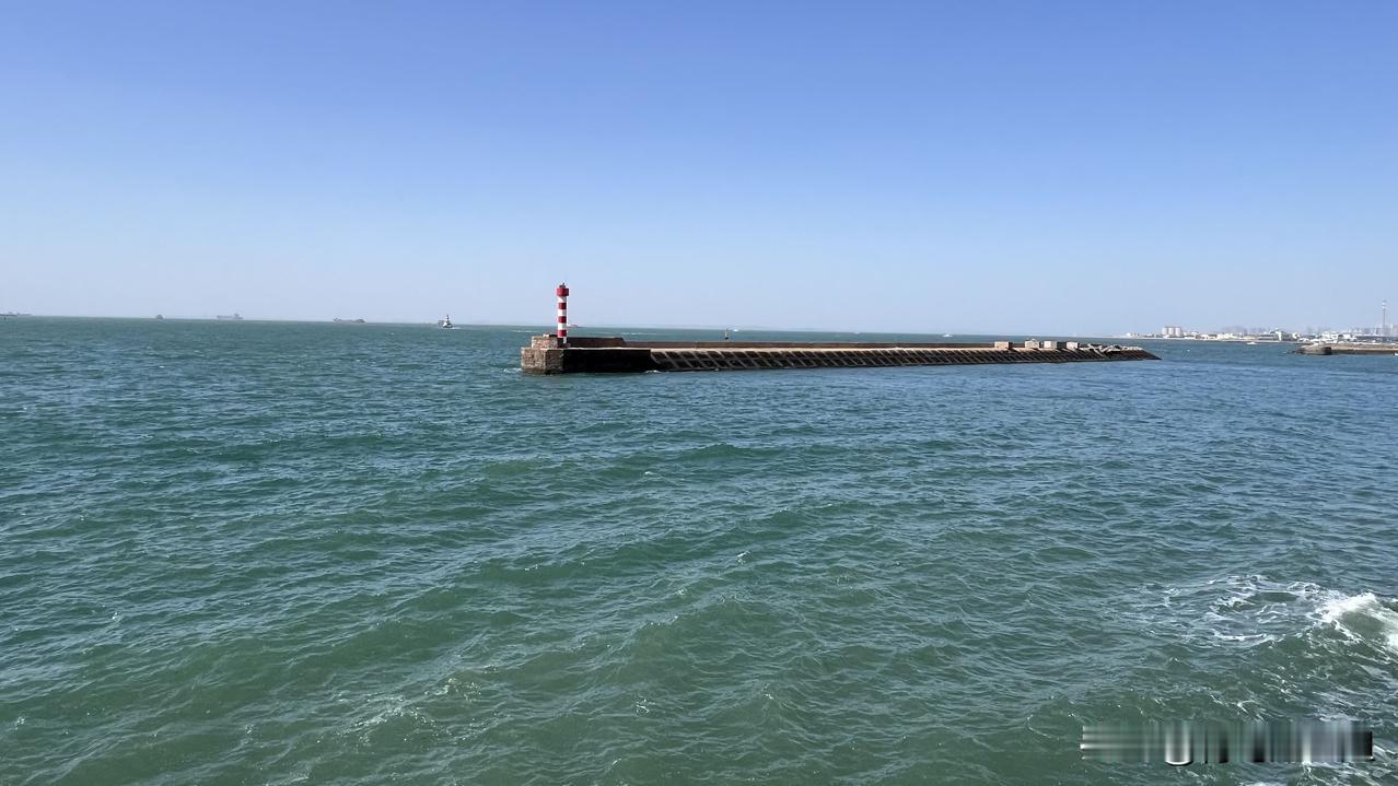 青岛金茂湾海滨休闲区，2026年4月20日同学们聚会选中心楼上餐厅。上次来过因天