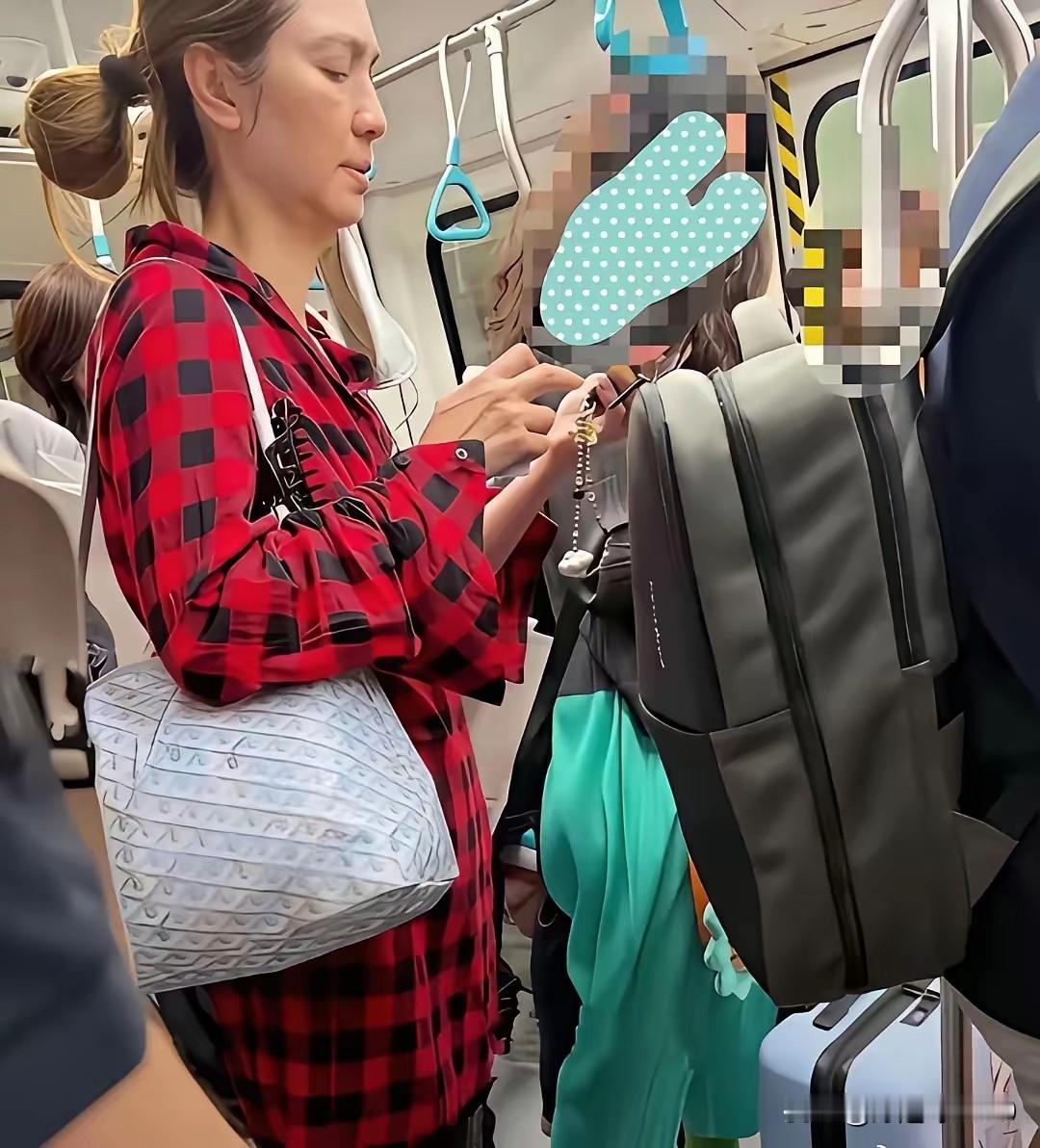 第一次看见没化妆素颜的洪欣，一改往日精致的形象，不但服饰穿着简单，连头发也没打理