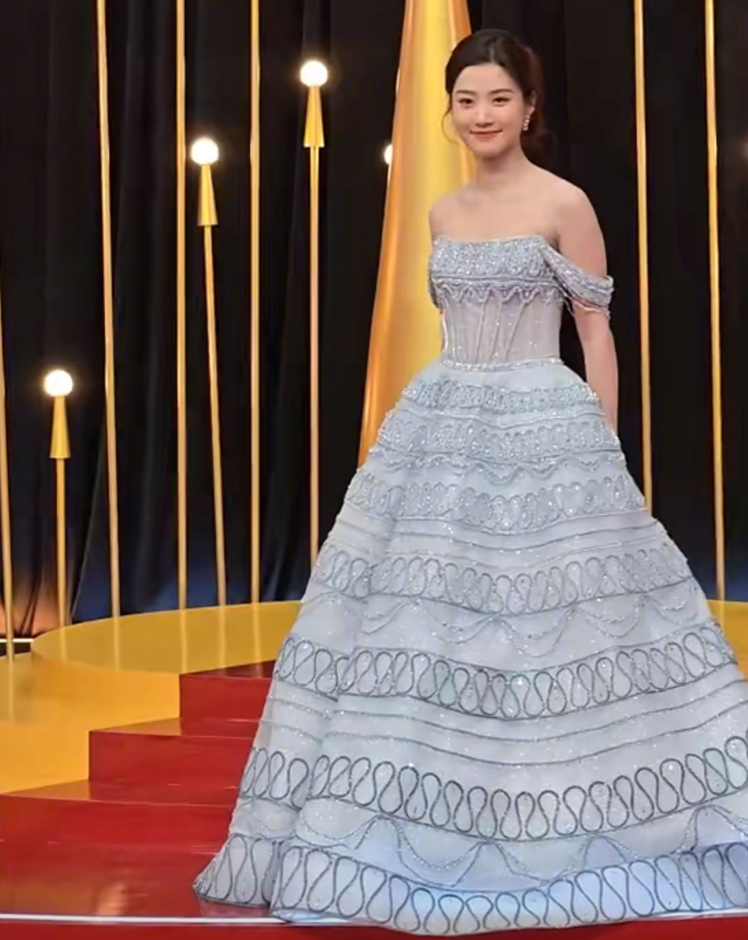 卢昱晓工作室被粉丝批评了：化妆师被嫌弃每次给她画的眼妆都显眼小（是不是她原本也不