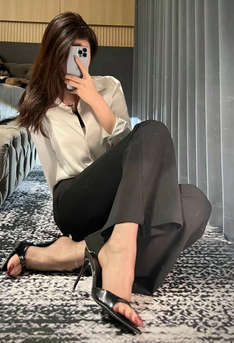 什么样的穿搭可以成为气质女神?【都市宅家美学】五组白色衬衫+黑色阔腿裤造型，从地