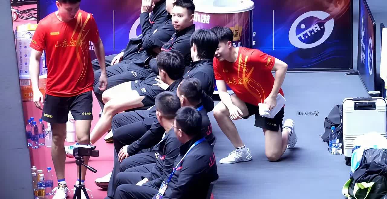 林昀儒单膝向王楚钦跪下！[捂脸哭]林昀儒单膝向王楚钦跪下，不是因为王楚钦是“公