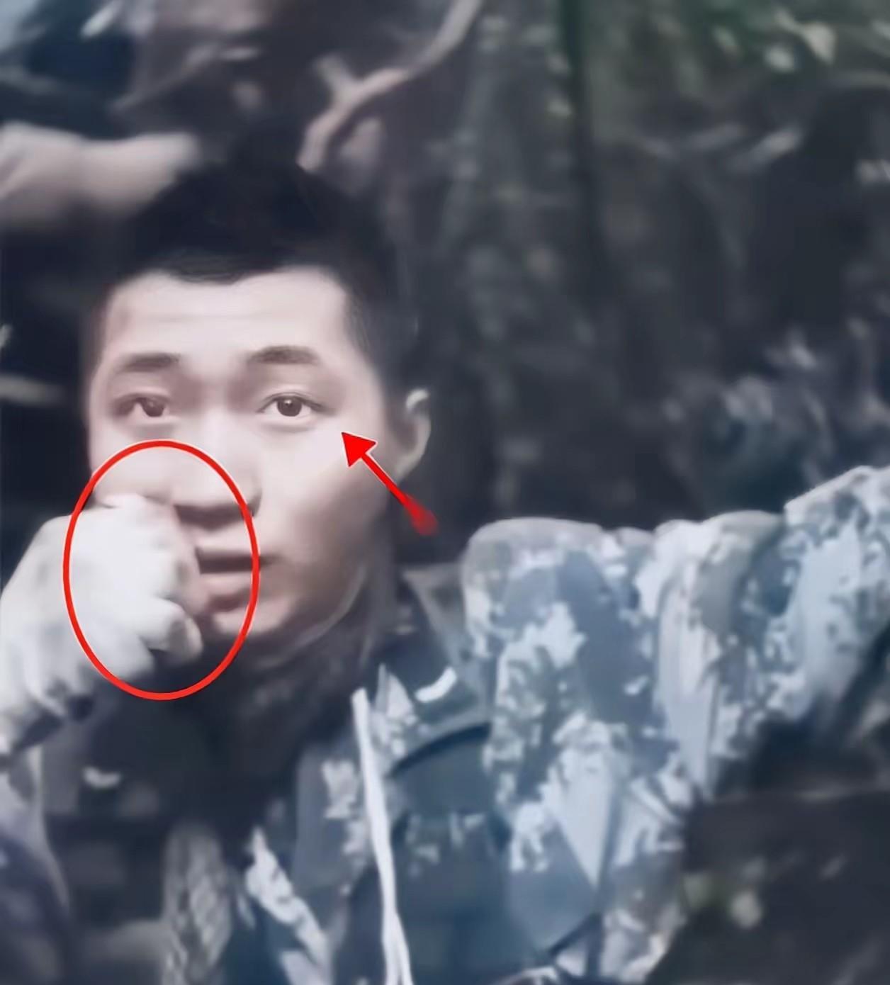 “国民老公”该换啦！这哪是什么普通士兵？分明是现实版的“战狼”！当年那张照片