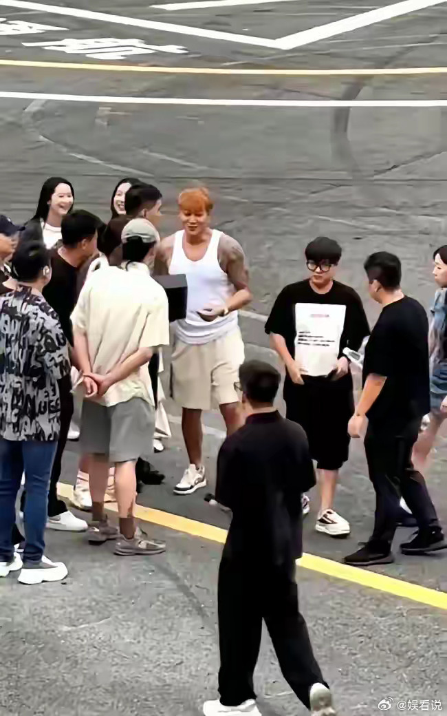 黄子韬都快180斤了，肩宽直接干到52厘米。自从进了黄晓明、王鹤棣那个健身群，这