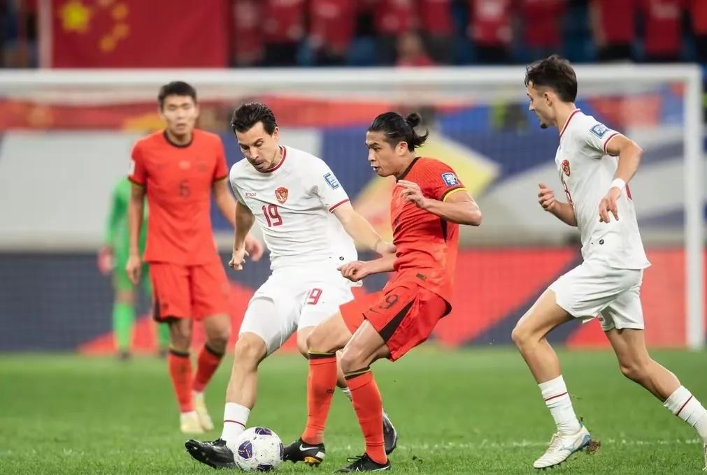 国足0-1印尼，让人不得不说的3大事实：1.菱形中场真的吃力，多次打穿国足的后