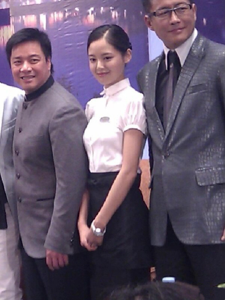 又去把辛芷蕾经历考古了一遍从16岁鹤岗的服务员到30岁才在演艺圈初露头角再