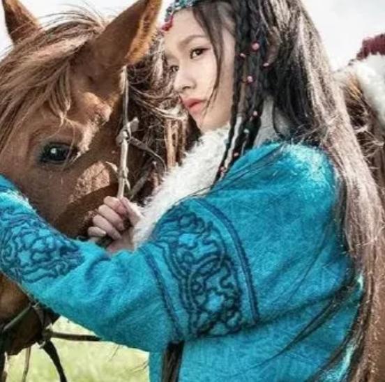 公元1185年，铁木真的部落受到偷袭，只听一声令下：“把他们的衣服全部扒光！”顿
