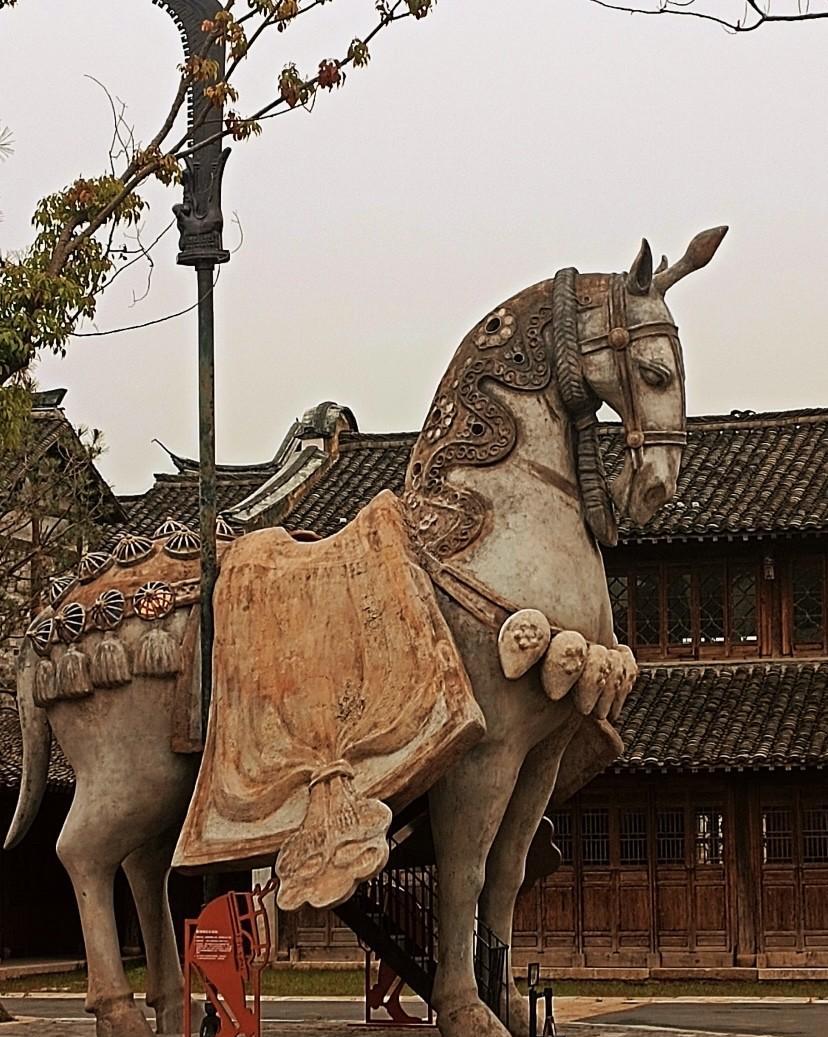 这应该是最威风的“赤兔马”了，难怪民间有句话“马骑赤兔行千里刀偃青龙出五关”