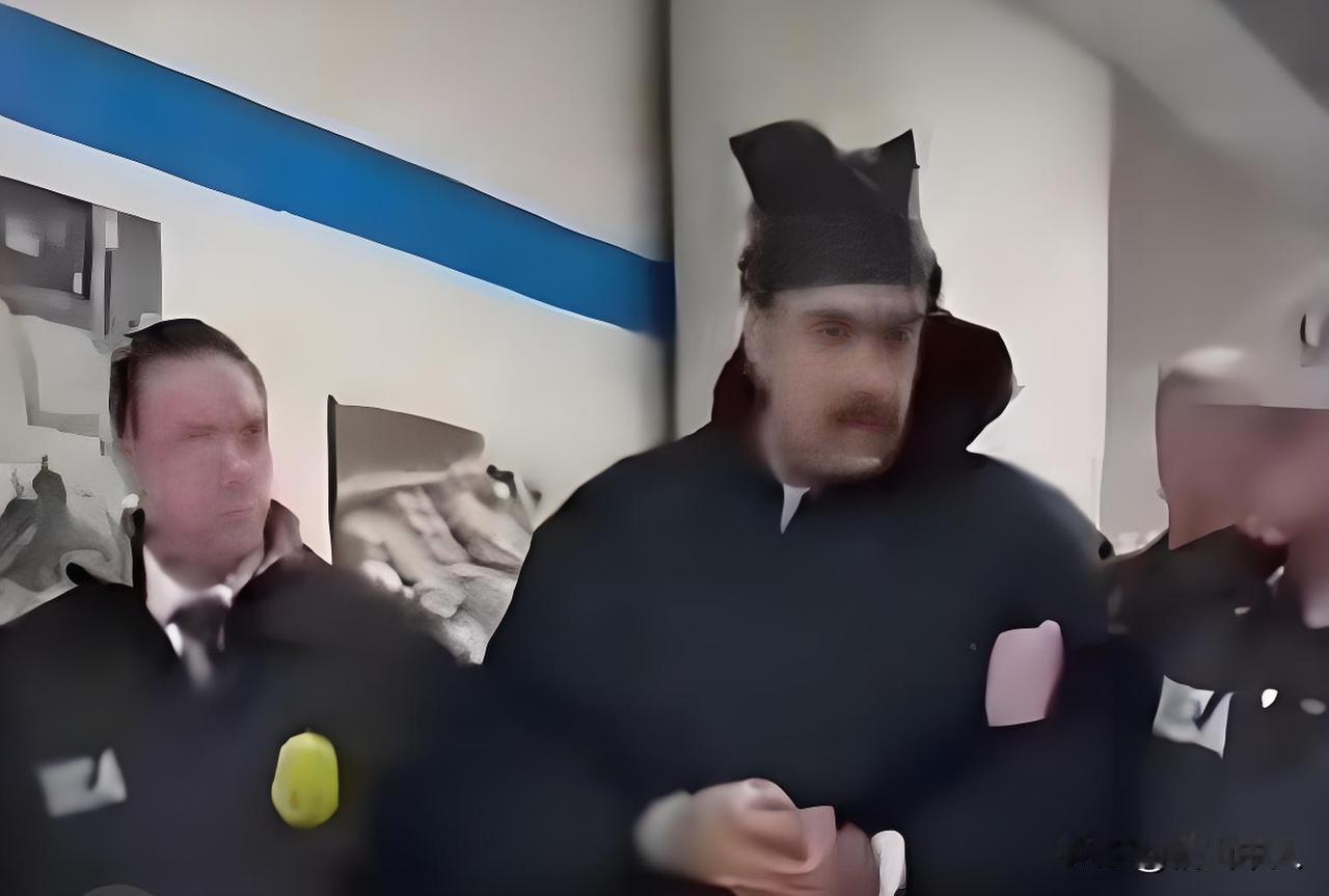 马杜罗的秘密住所在一座军营内。线人是CIA间谍，一名可近距离接触马杜罗的委政府