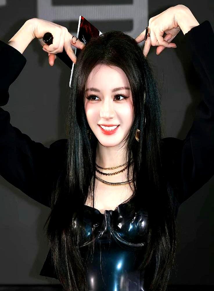 一夜之间，喜欢和不喜欢迪丽热巴的都沉默了。她就那么一声不吭地，跑去为一部