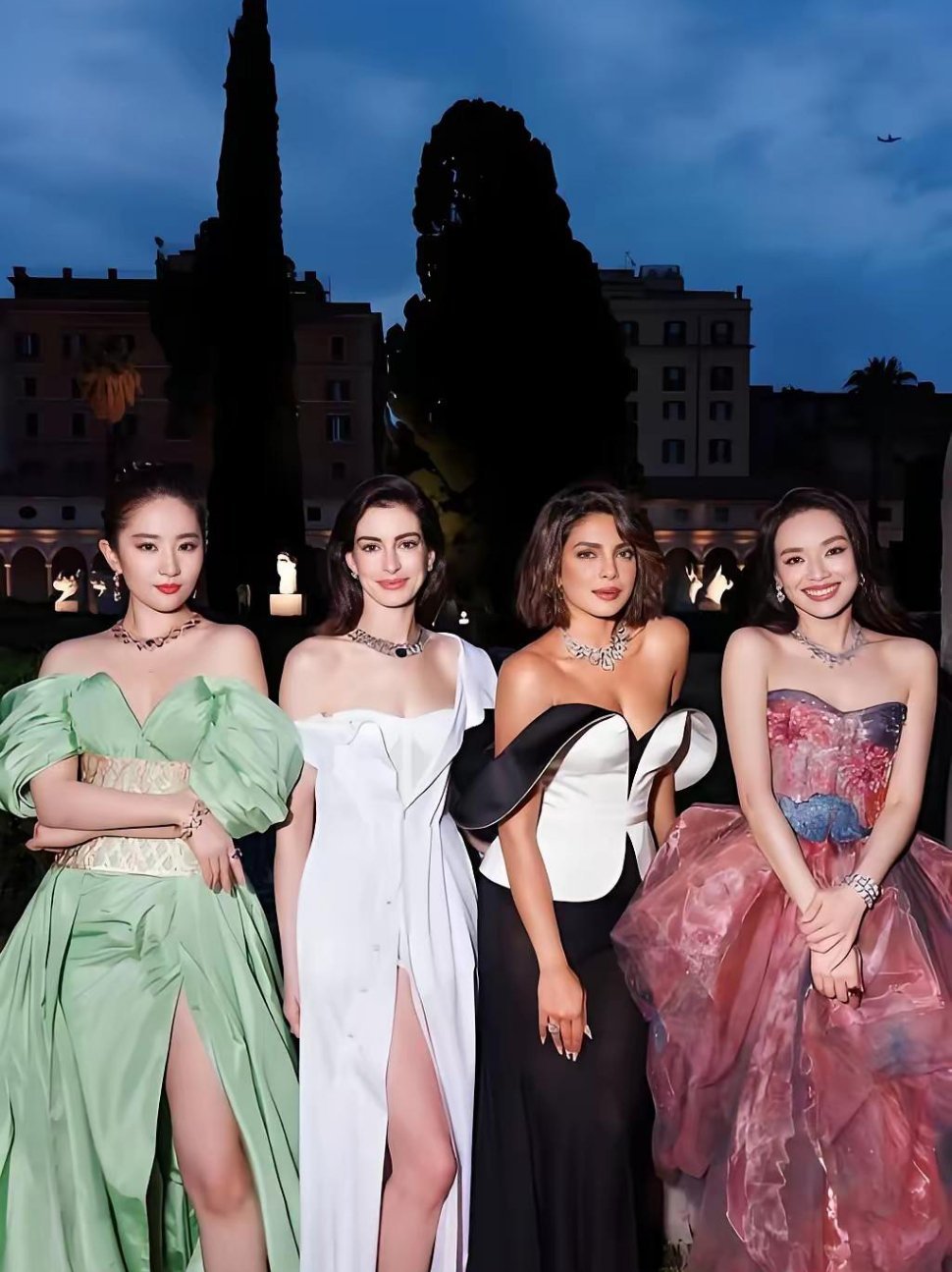 这张东西方巨星合影，神仙姐姐刘亦菲的气场还是有点弱的，输在了脸型，不够其他三位大