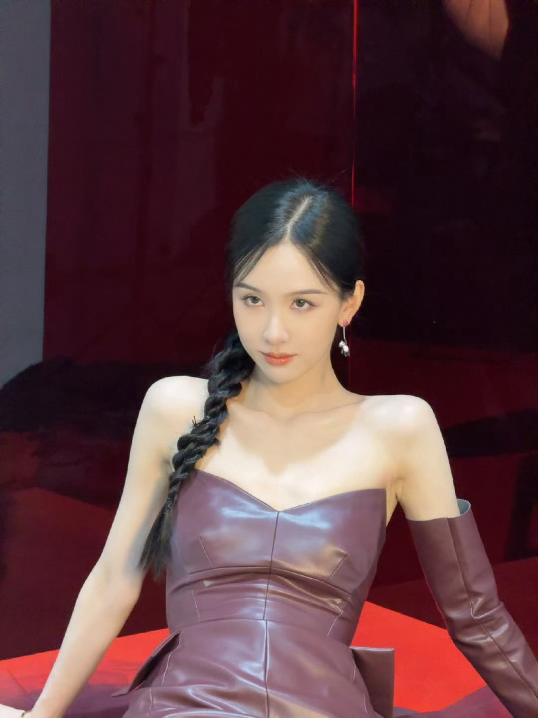 哈哈哈看得出来陈都灵真的很喜欢这个刺绣包啊🤩​​​