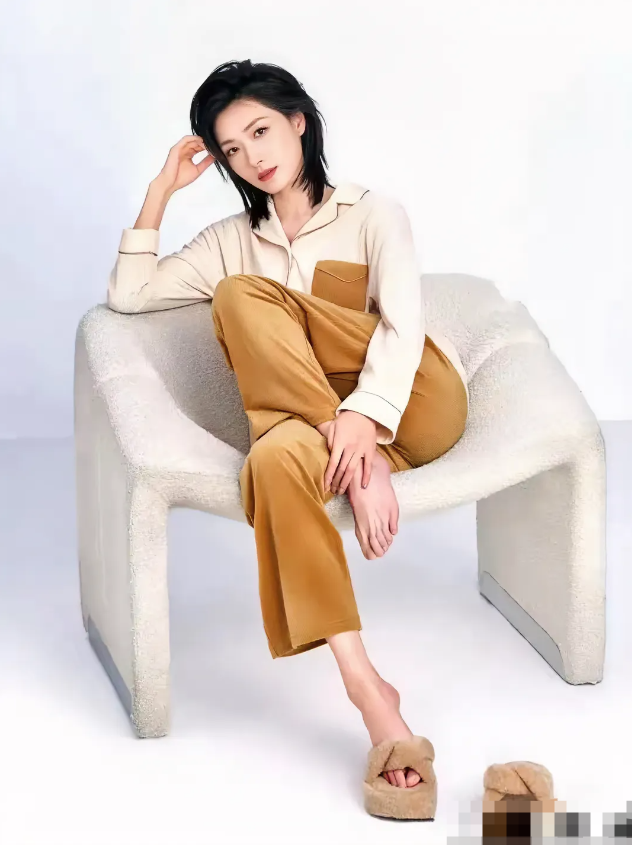 万茜，166cm，光脚坐在沙发上，眼睛清澈如水，闪烁着令人心动的光芒！