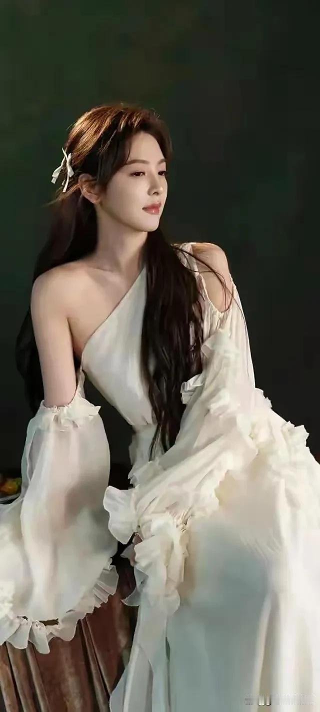 章若楠的清纯气质真动人，甜美的形象让人心暖暖的。