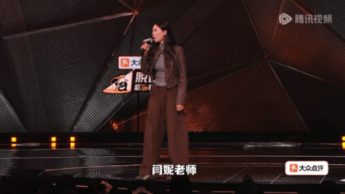 闫妮录综艺被女演员表白脱口秀和ta的朋友们闫妮让王大刀再说一遍，王大刀直接改词